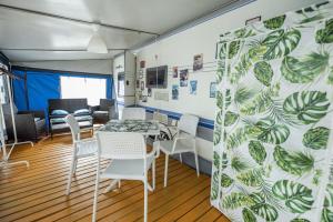 亞斯塔爾尼亞的住宿－Maszoperia Sun4hel Kite & Wind & Surf，一间带桌椅的用餐室