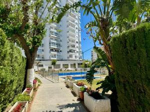 vista su un edificio e sulla piscina di The eighth wonder! Views and location a Benalmádena