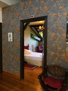 um espelho num quarto com uma cama e um quarto em Hotel Palacio La Casona de Cerrazo em Cerrazo