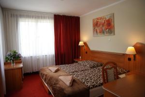 ein Hotelzimmer mit einem Bett und einem Fenster in der Unterkunft Stanica Wodna Spychowo in Spychowo