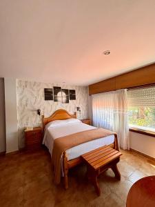 a bedroom with a large bed and a window at Hotel Vasco Da Gama in Sabaris