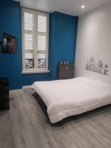 Ένα ή περισσότερα κρεβάτια σε δωμάτιο στο Grand studio refait à neuf centre-ville
