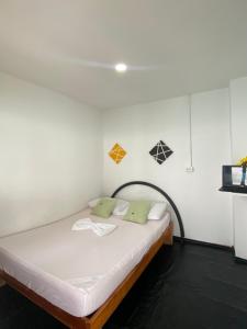 1 dormitorio con 1 cama en una habitación en MAR AZUL ISLA BARU, RESTAURANTE HOTEL. en Playa Blanca