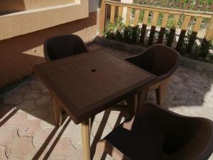 un piccolo tavolo e sedie su un patio di قرية بلولاجون راس سدر شاليه فاخر للايجار a Ras Sedr