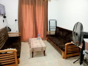 un soggiorno con divano e tavolo di قرية بلولاجون راس سدر شاليه فاخر للايجار a Ras Sedr