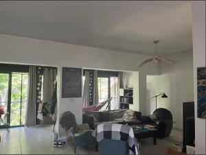 a living room with a couch and a table at Maison 150m2 jardin à louer en entier, Bordeaux centre Chartrons, 3 Chambres 3 Salles de bains 1 canapé-lit llllnuméro de téléphone dans l'annonce si questionlll in Bordeaux