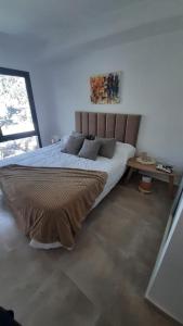 Un dormitorio con una cama grande y una mesa. en Allende Suite, en Villa Allende