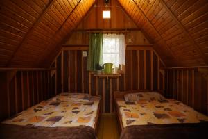 Zimmer mit 2 Betten in einem Holzhaus in der Unterkunft Stanica Wodna Spychowo in Spychowo