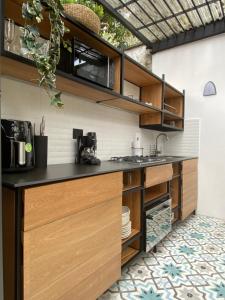 eine Küche mit Holzschränken und einer Arbeitsplatte in der Unterkunft Casa Medallo in Medellín