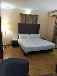 een slaapkamer met een groot bed in een kamer bij A's Hospitality in Ikeja