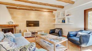 een woonkamer met een bank en een tafel bij Can Williams in Pollença