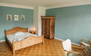 1 dormitorio con cama de madera y armario de madera en COCONAT-a workation retreat & Coworking, en Hagelberg 21 fotos más