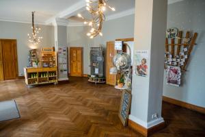 Una habitación grande con suelo de madera y una lámpara de araña en COCONAT-a workation retreat & Coworking, en Hagelberg