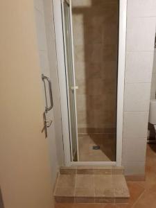 Photo de la galerie de l'établissement Superbe T1 bis accés direct parking gratuit proche, à Connaux 5 autres photos