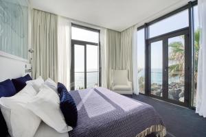 卡斯凱什的住宿－燈塔酒店，一间卧室设有一张床,享有海景