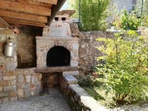 een pizza-oven in de openlucht in een stenen muur bij Appartamenti Casa Rita - Ap 2 Gardasee in Tremosine Sul Garda