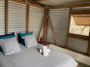 - une chambre avec un lit dans une pièce dotée d'une fenêtre dans l'établissement Villa Calme et Vue au RDV/Piscine/Plage 10 min, à L'Étang-Salé