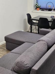 2 posti letto in una camera con tavolo e sedie di TromsøApartment Silent area with free parking I have caravan for rent same place, 4 people a Tromsø