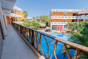balcón con vistas a un hotel y a la piscina en Hotel Gran Juquila Huatulco en Santa Cruz - Huatulco