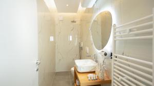 Koupelna v ubytování Azure Sea View Apartments + 37 fotografií