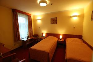 Postel nebo postele na pokoji v ubytování Hotel Korona