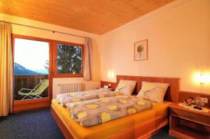 Krevet ili kreveti u jedinici u objektu Ferienwohnung mit traumhaftem Ausblick auf die Dolomiten