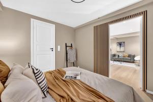 En eller flere senge i et værelse på Modern apartment - charming location - Old Town