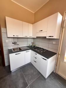 Kuchyň nebo kuchyňský kout v ubytování Appartamenti Minturnae Relais