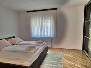 ein Schlafzimmer mit einem großen Bett mit Handtüchern darauf in der Unterkunft Hotel Dina in Međugorje