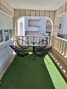 patio con mesa y sillas en el balcón en Hotel Dina, en Međugorje