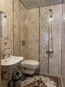 y baño con aseo, lavabo y ducha. en Dunya Residence, en Uzungöl