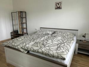 een bed in een witte kamer met een bed sidx sidx sidx bij Apartment Attergautraum 1 in Sankt Georgen im Attergau