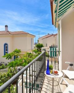 a balcony with a table and a blue vase at Marina Port 15 by VillaGranCanaria in Pasito Blanco