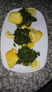 un plato de comida con rodajas de limón y verduras en Maxola's Dream Orikum, en Orikum