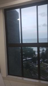 een groot raam met uitzicht op de stad bij Beira-mar Boa Viagem - Costa Vicentina by Bnb Flex in Recife