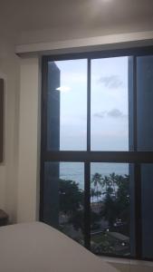 een raam met uitzicht op de oceaan bij Beira-mar Boa Viagem - Costa Vicentina by Bnb Flex in Recife