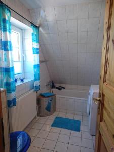 ein Badezimmer mit einer Badewanne, einem WC und einem Waschbecken in der Unterkunft Haus Shanty in Boren