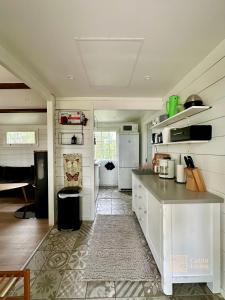 een keuken met een witte koelkast en een aanrecht bij Summer cabin in Nesodden open-air bath large terrace in Brevik