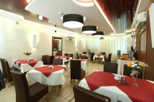Reštaurácia alebo iné gastronomické zariadenie v ubytovaní Hotel Korona
