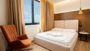 Postel nebo postele na pokoji v ubytování Azure Sea View Apartments
