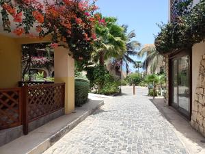 une rue fleurie sur le côté d'un bâtiment dans l'établissement Sal&Love apt in Porto Antigo, à Santa Maria