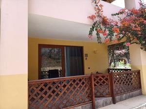 einen Balkon eines Hauses mit Blumen darauf in der Unterkunft Sal&Love apt in Porto Antigo in Santa Maria