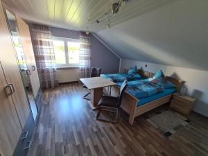 Posezení v ubytování Ferienwohnung Luise in Steinberg am See