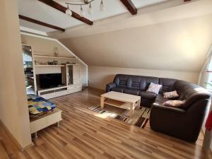 Posezení v ubytování Ferienwohnung Luise in Steinberg am See