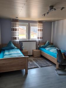 Postel nebo postele na pokoji v ubytování Ferienwohnung Luise in Steinberg am See