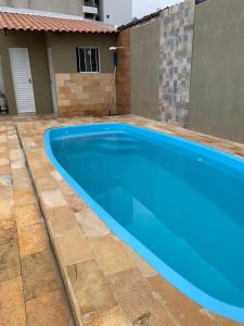 uma piscina azul em frente a uma casa em Ampla e Aconchegante Casa no Bairro da Liberdade na Cidade de Campina Grande Pb em Campina Grande