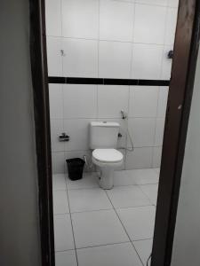uma casa de banho branca com um WC num quarto em Ampla e Aconchegante Casa no Bairro da Liberdade na Cidade de Campina Grande Pb em Campina Grande