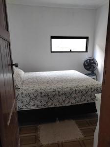 uma cama num quarto com uma janela em Ampla e Aconchegante Casa no Bairro da Liberdade na Cidade de Campina Grande Pb em Campina Grande