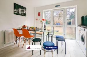eine Küche mit einem Tisch und Stühlen im Zimmer in der Unterkunft 5 Bedroom Contractor House with Free Parking and Free WiFi - Outfield Homes by Your Lettings Peterborough in Peterborough