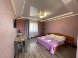 una habitación de hotel con una cama y una mesa en Hotel ATAUUL, en Kaji-Say